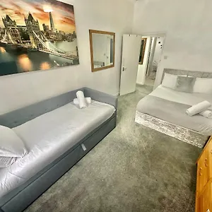  Apartment Homely In The Heart Of Town Centre - Sleeps 6 United Kingdom
